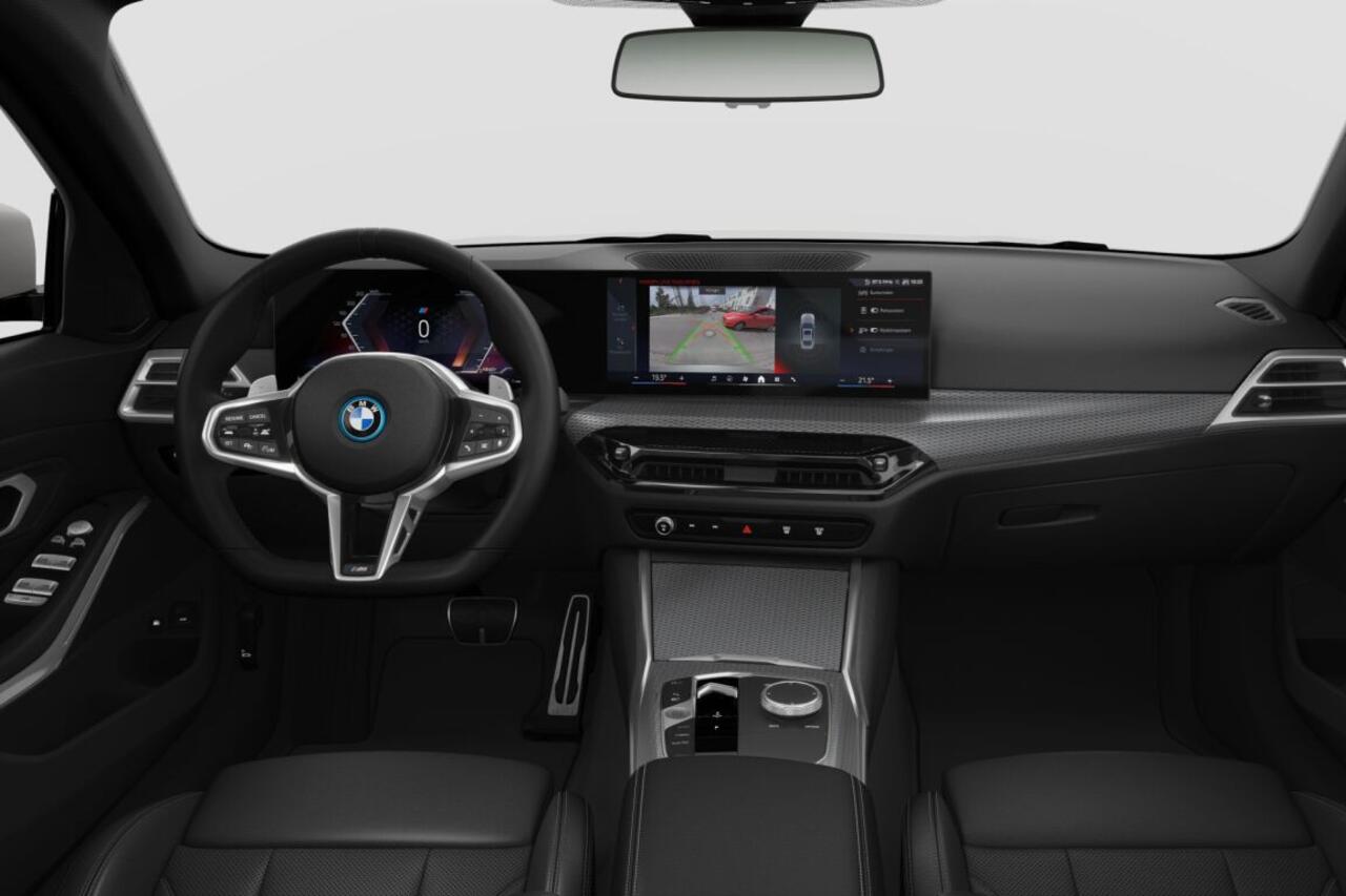 BMW 3-SERIE Sedan 330e | M Sport | Comfort Pack | Glazen dak | Active Cruise Cbntrol