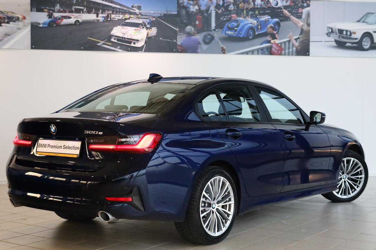 BMW 3-SERIE Sedan 320e | Cruise Control | Stoelverwarming