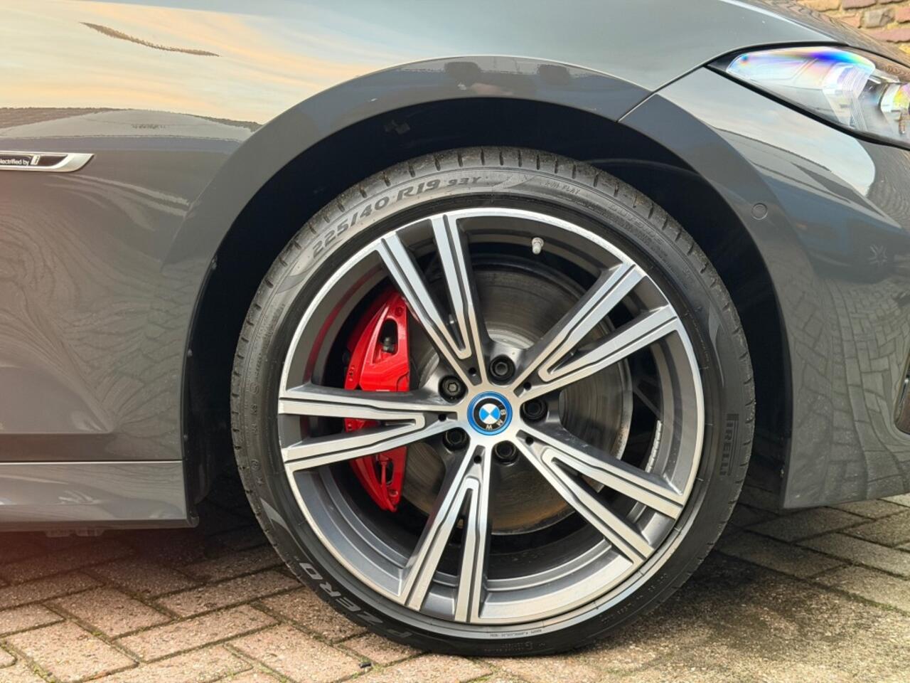 BMW 3-SERIE 320E M-Sport Pro Pakket Panodak 19 Inch Trekhaak Leer Head-Up
