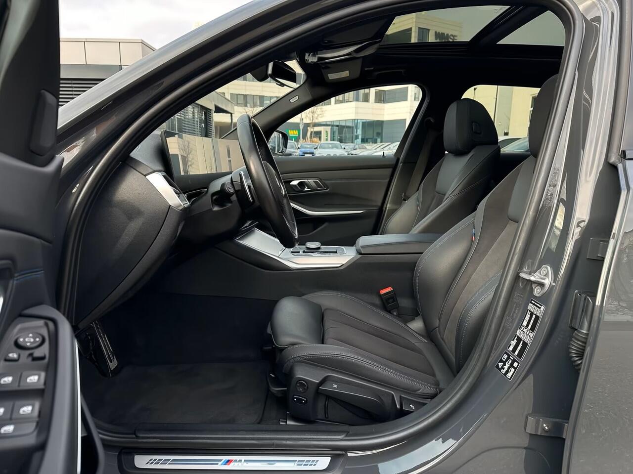 BMW 3-SERIE Touring 320d xDrive M-SPORT ** LED, NAVI+, PANORAMA, HuD, TREKH, 19-inch LMV, DRAVIT GRAU ** 1e EIG - UNFALLFREI ** ** INFORMEER OOK NAAR ONZE AANTREKKELIJKE FINANCIAL-LEASE TARIEVEN **