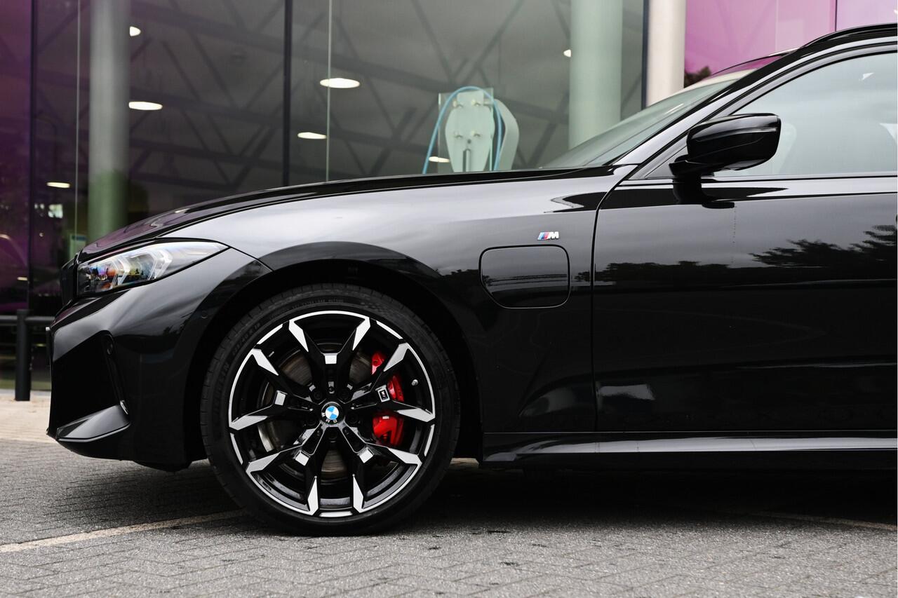 BMW 3-SERIE Touring 330e xDrive M Sport Automaat / Panoramadak / Trekhaak / Sportstoelen / Achteruitrijcamera / Adaptieve LED / Widescreen Display