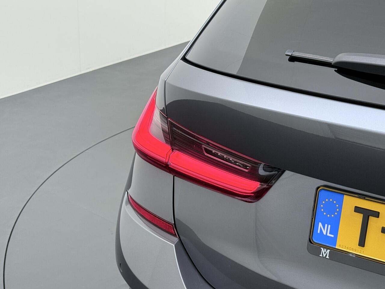 BMW 3-SERIE Touring 320i VAN: ¤34.900,- VOOR: ¤31.877,- UW EINDEJAARSVOORDEEL: ¤3.023,-|M-SPORT| PANO| ADAP. CRUISE| NET GROOT ONDERHOUD GEHAD, RIJKLAAR| ELEK. ACHTERKLEP| CAMERA|