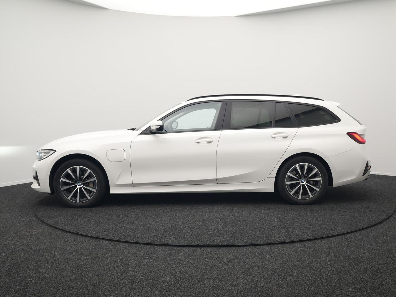 BMW 3-SERIE Touring 330e Plug In Hybrid 293pk Dealer O.H PHEV | Cruise Control | Apple Carplay | Lederen Sportstoelen Verwarmd | Navigatie | Virtual | DAB |