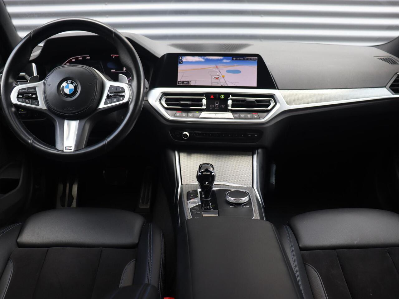 BMW 3-SERIE Sedan 318i | High Executive | M Sportpakket | Panodak | Trekhaak | Active Cruise Control | Elektr. Voorstoelen | HiFi | 19'' LMV