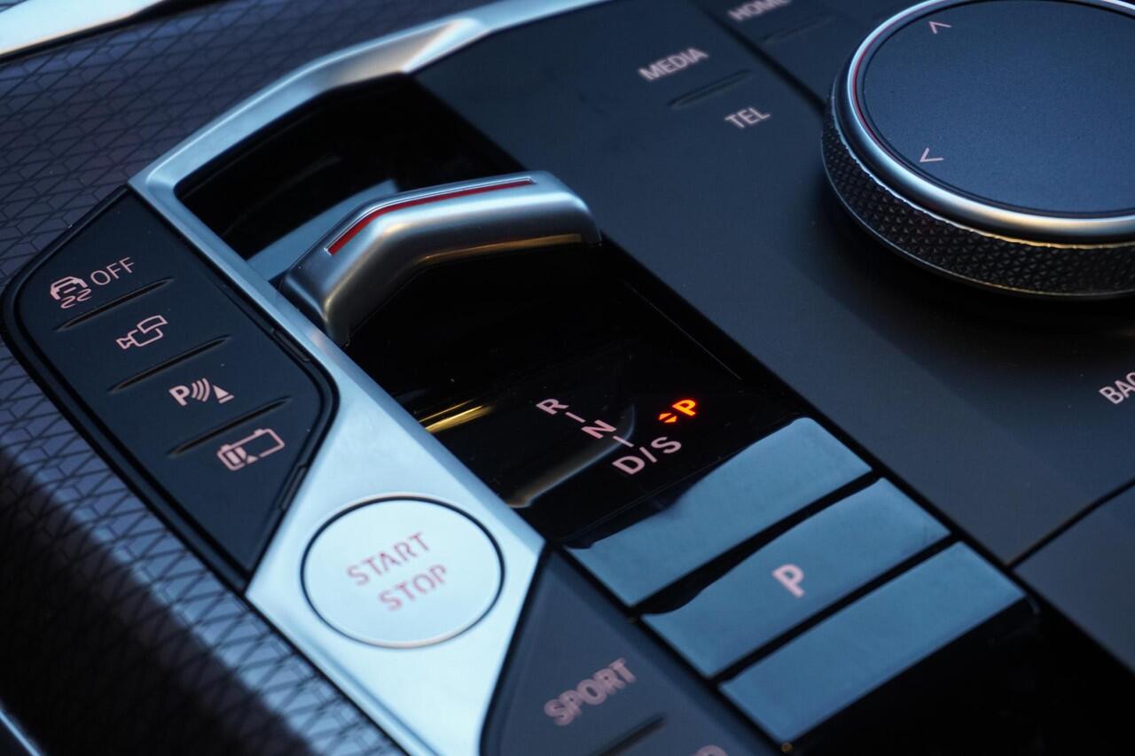 BMW 3-SERIE Touring 330e Xdrive M Sportpakket | Trekhaak met elektrisch wegklapbare kogel | Glazen panoramadak | HIFI System Harman Kardon | Comfort Access