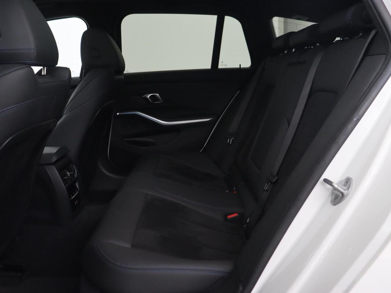 BMW 3-SERIE 320e M Sport | Panoramadak | Trekhaak | Stoelverwarming | Carplay | Sportstoelen | Leder/Alcantara | Navigatie | Widescreen Display | Sfeerverlichting | Parkeerhulp | PHEV | Plug In