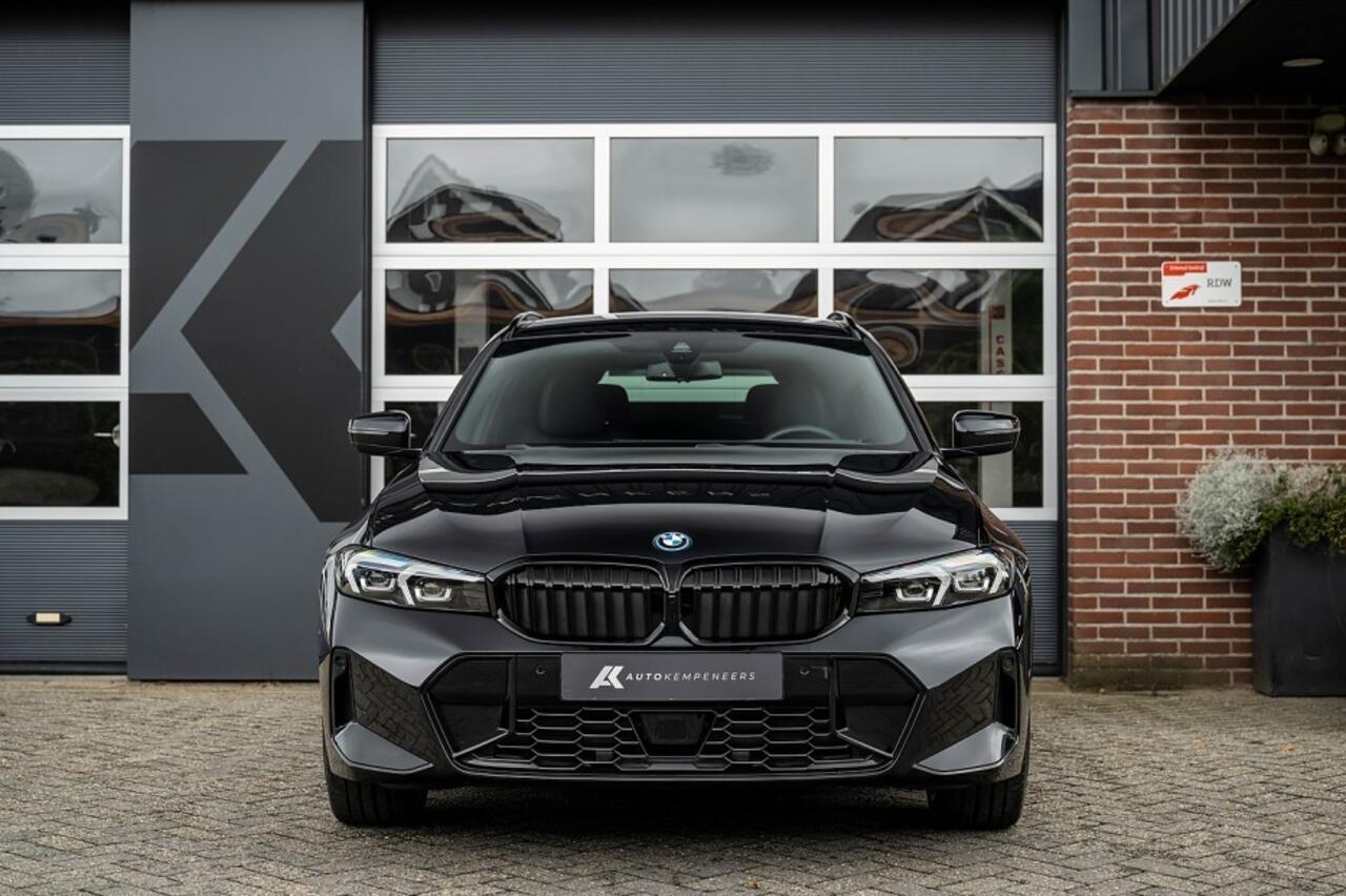 BMW 3-SERIE 330e xDrive M Sport LCI | Facelift | Shadow | Trekhaak | Widescreen | Hifi | Camera | 19' inch |