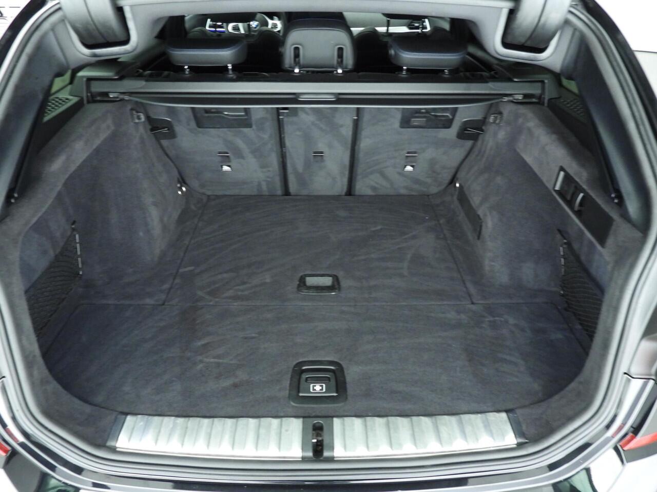 BMW 3-SERIE Touring 318i | M-Sportpakket | LED | Navigatie | Schuifdak | Sportstoelen | DAB | Hifi speakers | Alu 18 inch