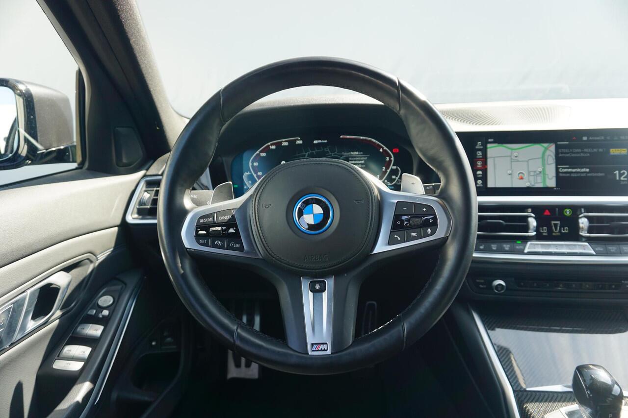 BMW 3-SERIE Touring 330e M Sportpakket 19'' / Laserlight / Head-Up Display / Koplampen Shadow Line
