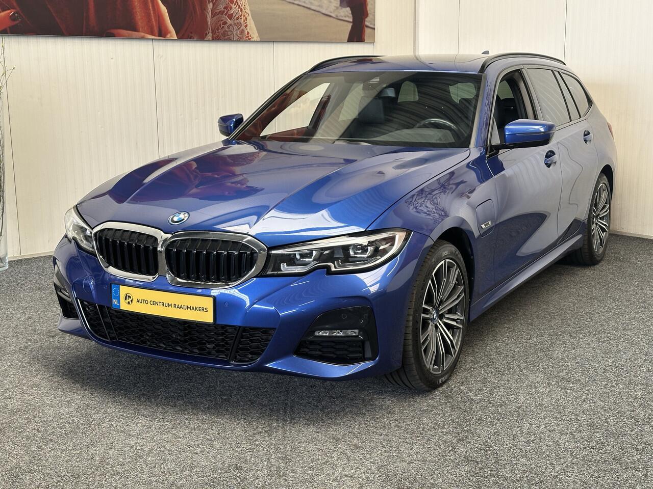 BMW 3-SERIE TOURING 330e XDRIVE 4x4 PHEV HIGH EXECUTIVE M PAKKET LEDER/ALCANTARA NAVIGATIE CRUISE CONTROL PANORAMA SCHUIF/KANTELDAK APPLE CARPLAY/ANDROID KEYLESS GO UITKLAPBARE TREKHAAK PDC ZEER MOOI !! 3010