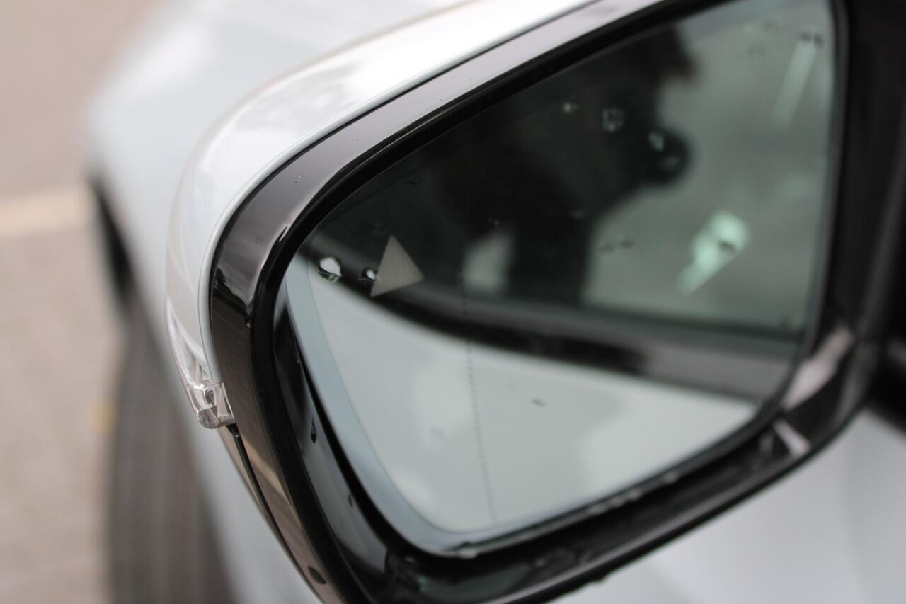 BMW 3-SERIE 330e High Executive M Sport Automaat / Schuif-kanteldak / Sportstoelen / Adaptieve LED / Parking Assistant Plus / Live Cockpit Professional / Stoelverwarming / Comfort Access