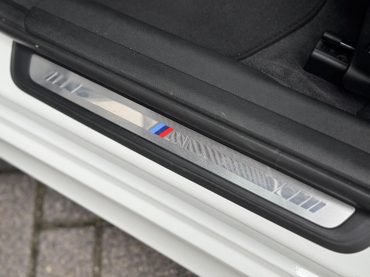 BMW 3-SERIE Sedan 320i High Executive M Sport Pakket Automaat / Live Cockpit Professional / Hifi / LED / 19 Inch / DAB / Shadow Line / Neerklapbare Achterbank / M Achterspoiler / Stoelverwarming