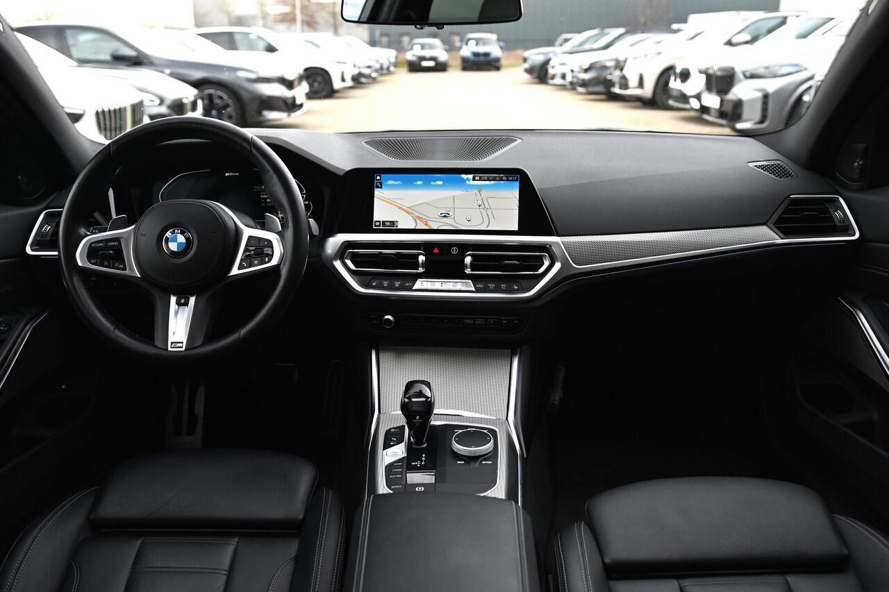 BMW 3-SERIE 320e High Executive M Sport Automaat / Schuif-kanteldak / Sportstoelen / Achteruitrijcamera / Stuurverwarming / LED / Head-Up / Harman Kardon / Stoelverwarming