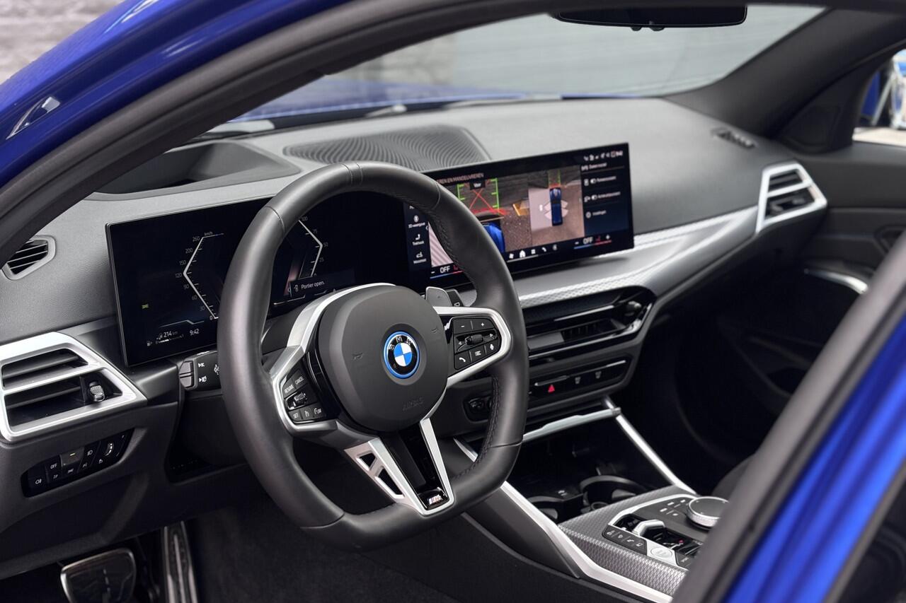 BMW 3-SERIE Touring 330e M-Sport | 19,5 kWh | Panodak | Head-Up | Memory | Trekhaak | 360° Camera | Fabrieksgarantie