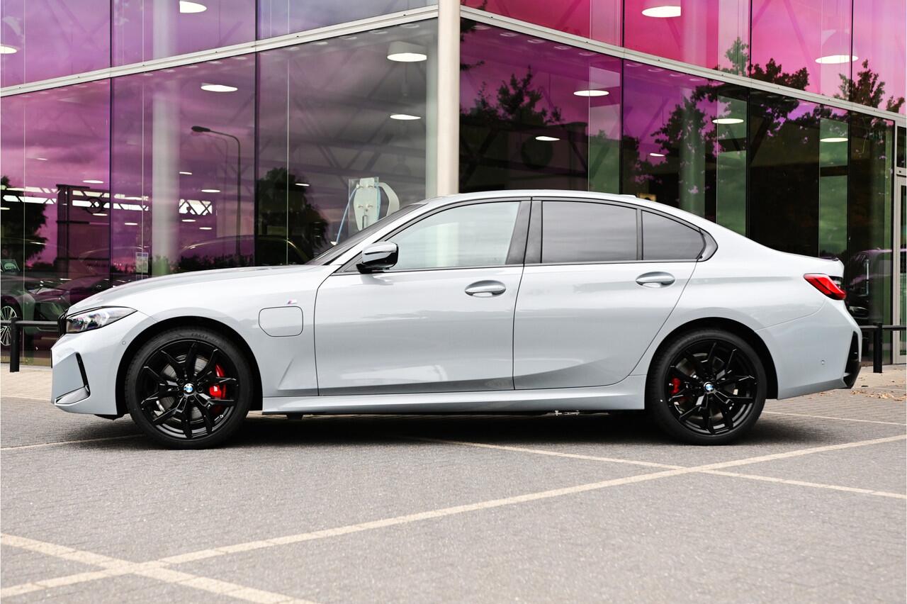 BMW 3-SERIE 330e High Executive M Sport Automaat / Schuif-kanteldak / Sportstoelen / Adaptieve LED / Comfort Access / Parking Assistant Plus / Stuurverwarming