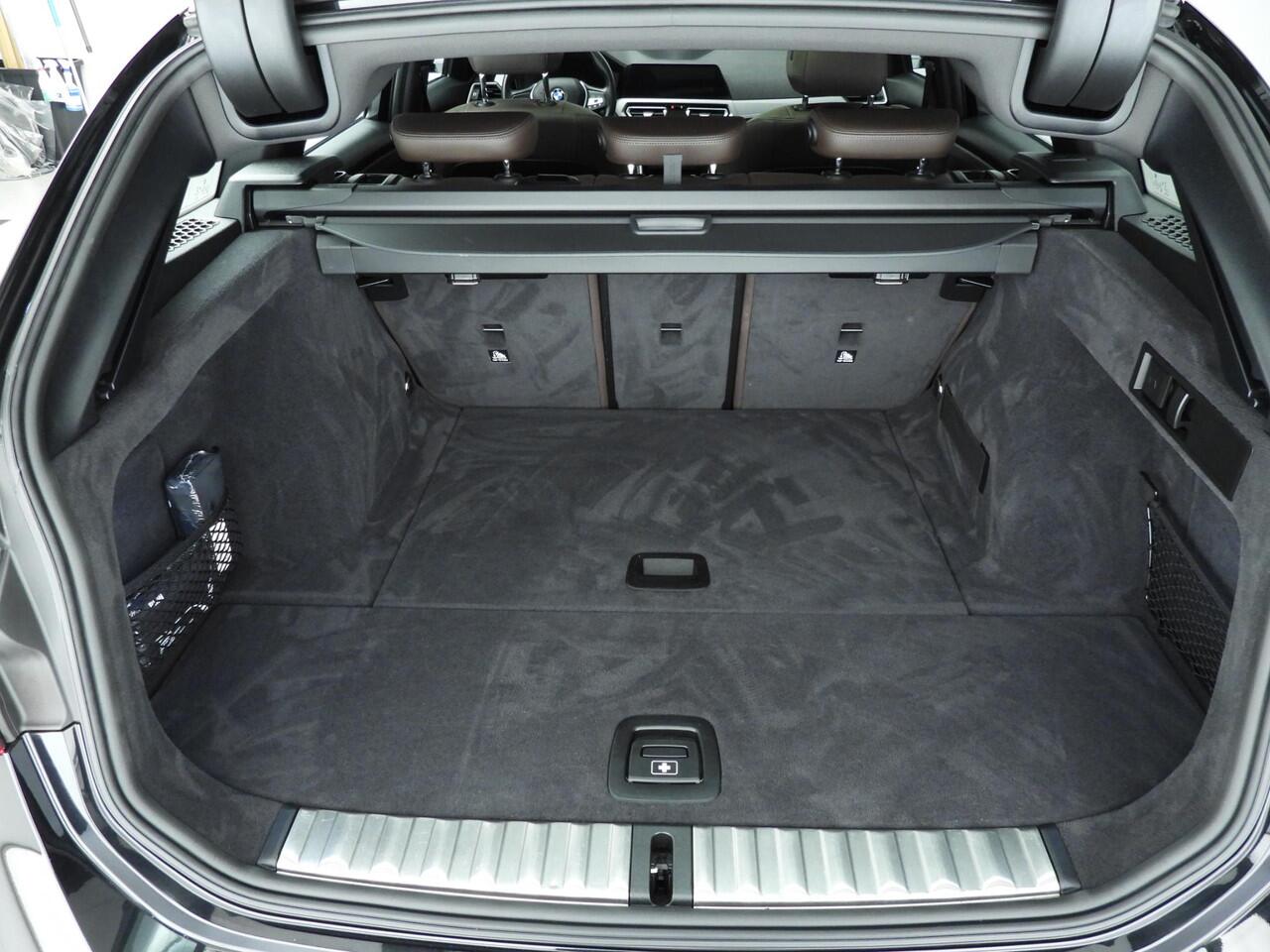 BMW 3-SERIE Touring 318i | Laserlicht | Leder | Navigatie | Schuifdak | Elektr. zetels | Shadow line | DAB | Alu 17 inch