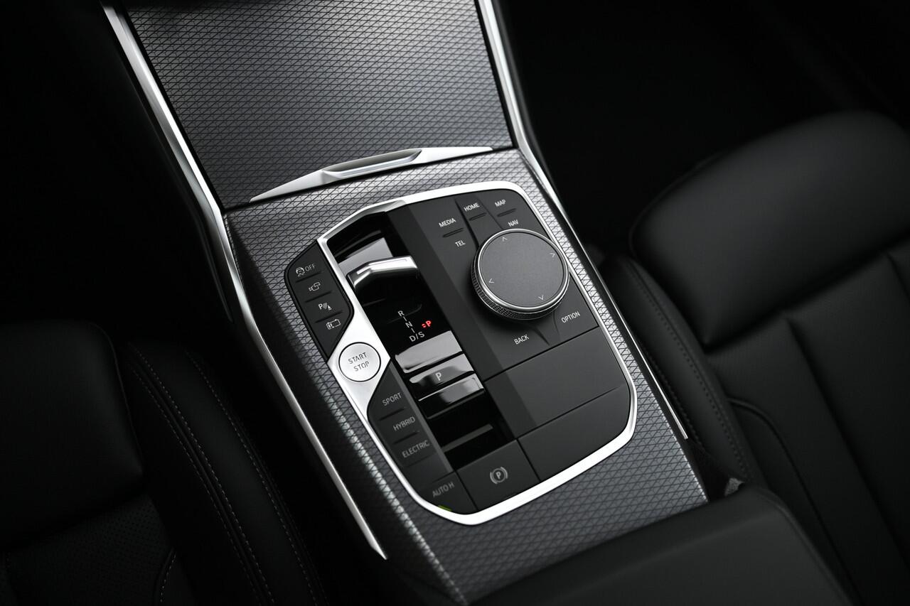 BMW 3-SERIE 330e High Executive M Sport Automaat / Schuif-kanteldak / Sportstoelen / Adaptieve LED / Parking Assistant Plus / Stuurverwarming / Comfort Access