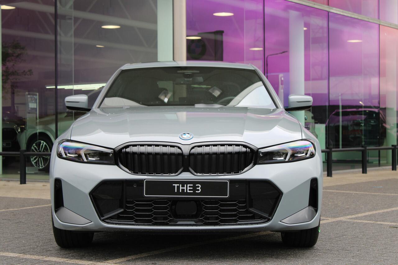 BMW 3-SERIE 330e High Executive M Sport Automaat / Schuif-kanteldak / Sportstoelen / Adaptieve LED / Parking Assistant Plus / Live Cockpit Professional / Stoelverwarming / Comfort Access