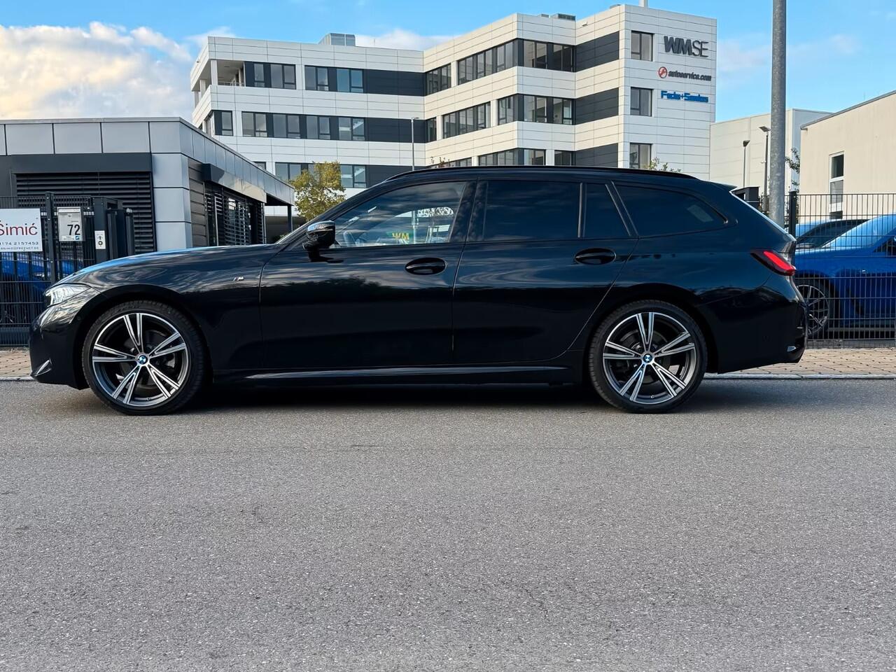 BMW 3-SERIE Touring 320d xDrive M-SPORT ** LED, NAVI+, LEDER, PANORAMA, H&K, HuD, TREKH, 19-inch LMV ** 1e EIG - UNFALLFREI ** ** INFORMEER OOK NAAR ONZE AANTREKKELIJKE FINANCIAL-LEASE TARIEVEN **