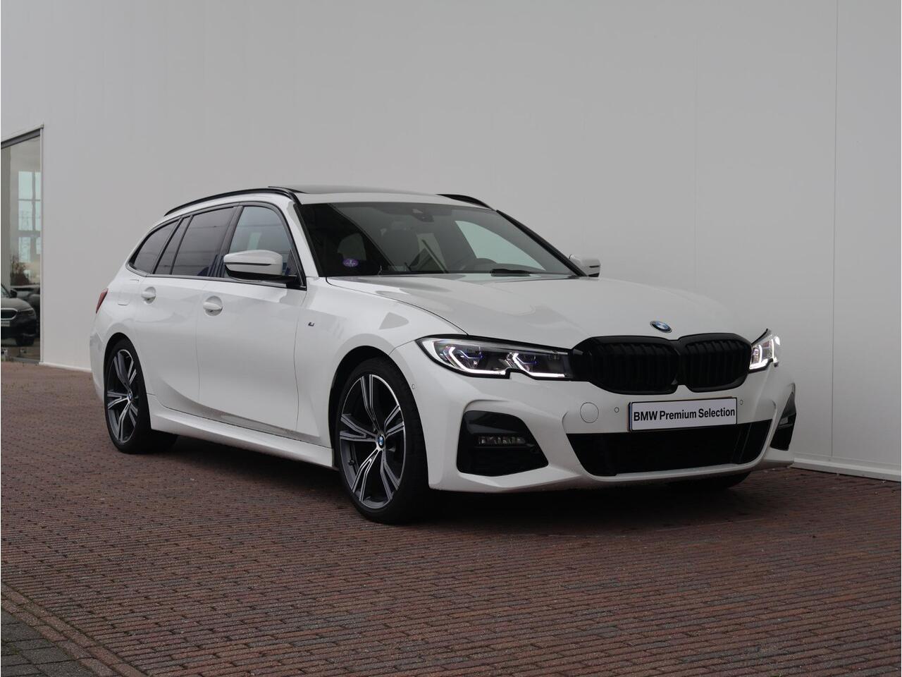 BMW 3-SERIE Touring 318i Business Edition Plus / M-Sportpakket / Panoramadak / Achteruitrijcamera / 19'' / Hifi