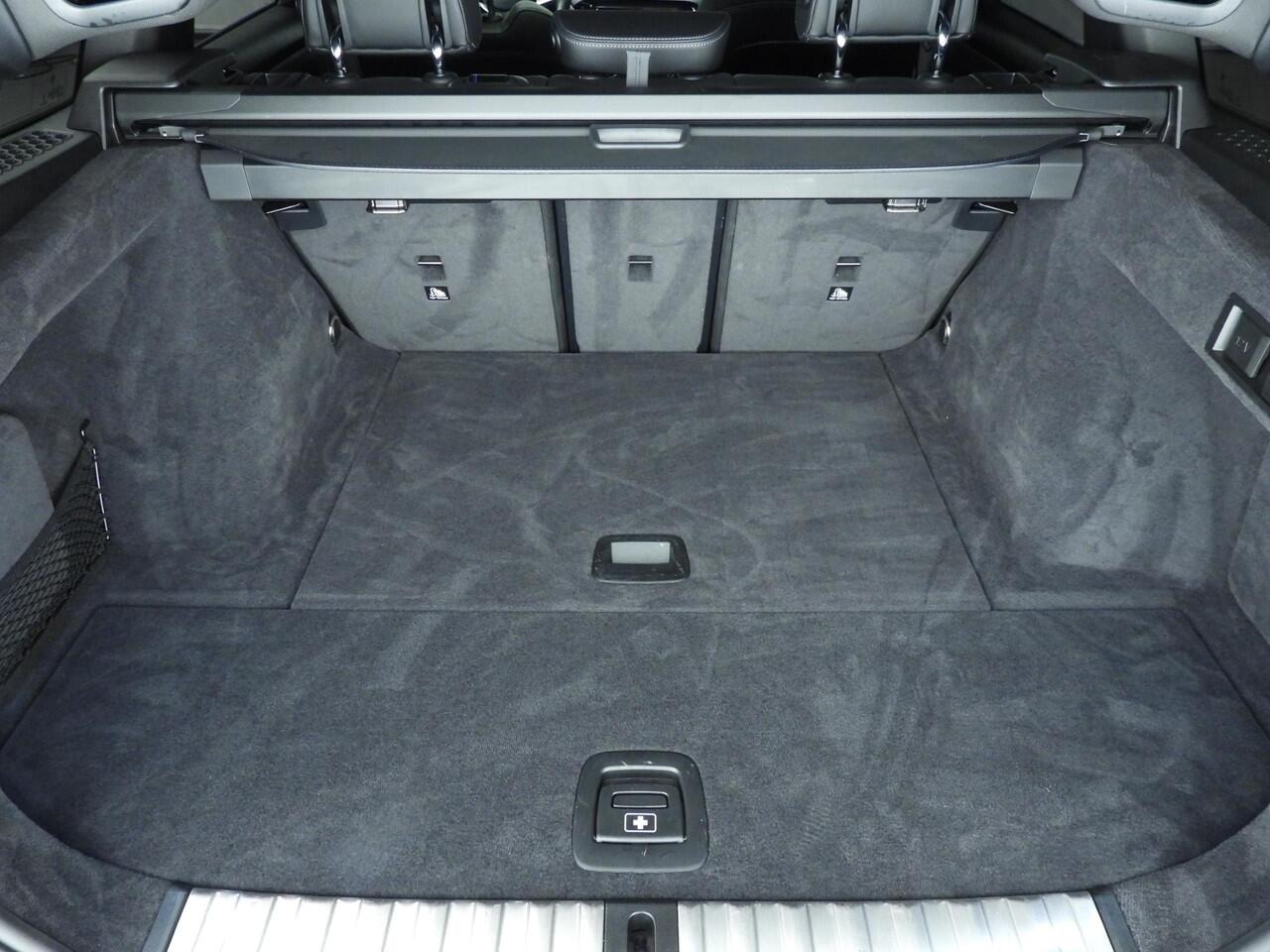 BMW 3-SERIE Touring 330i xDrive | M-Sportpakket | LED | Leder | HUD | Schuifdak | Trekhaak | Stoelverwarming | Keyles go | DAB | Alu 19 inch