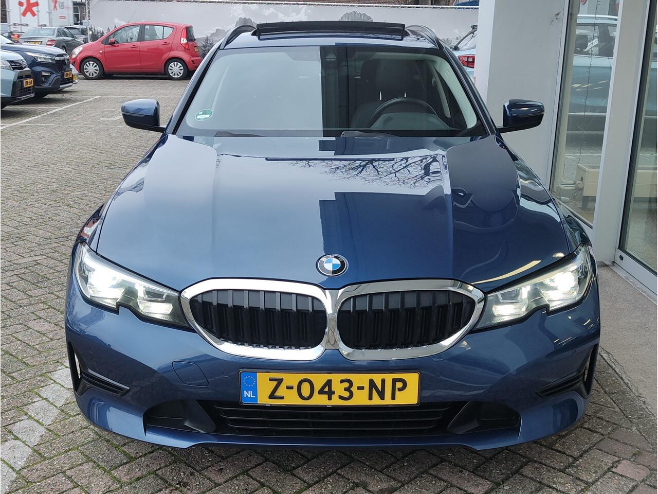 BMW 3-SERIE Touring 318i HIGH EXECUTIVE AUTOMAAT Open dak | Leder | Navi | Carplay