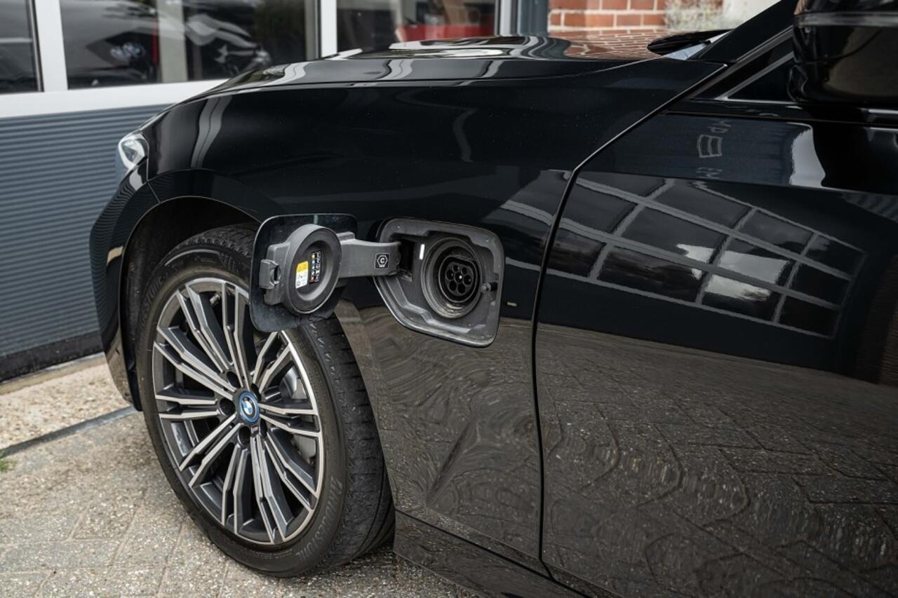 BMW 3-SERIE 330e xDrive M-Sport | Shadow | Adapt. Cruise | Trekhaak | 18' inch |