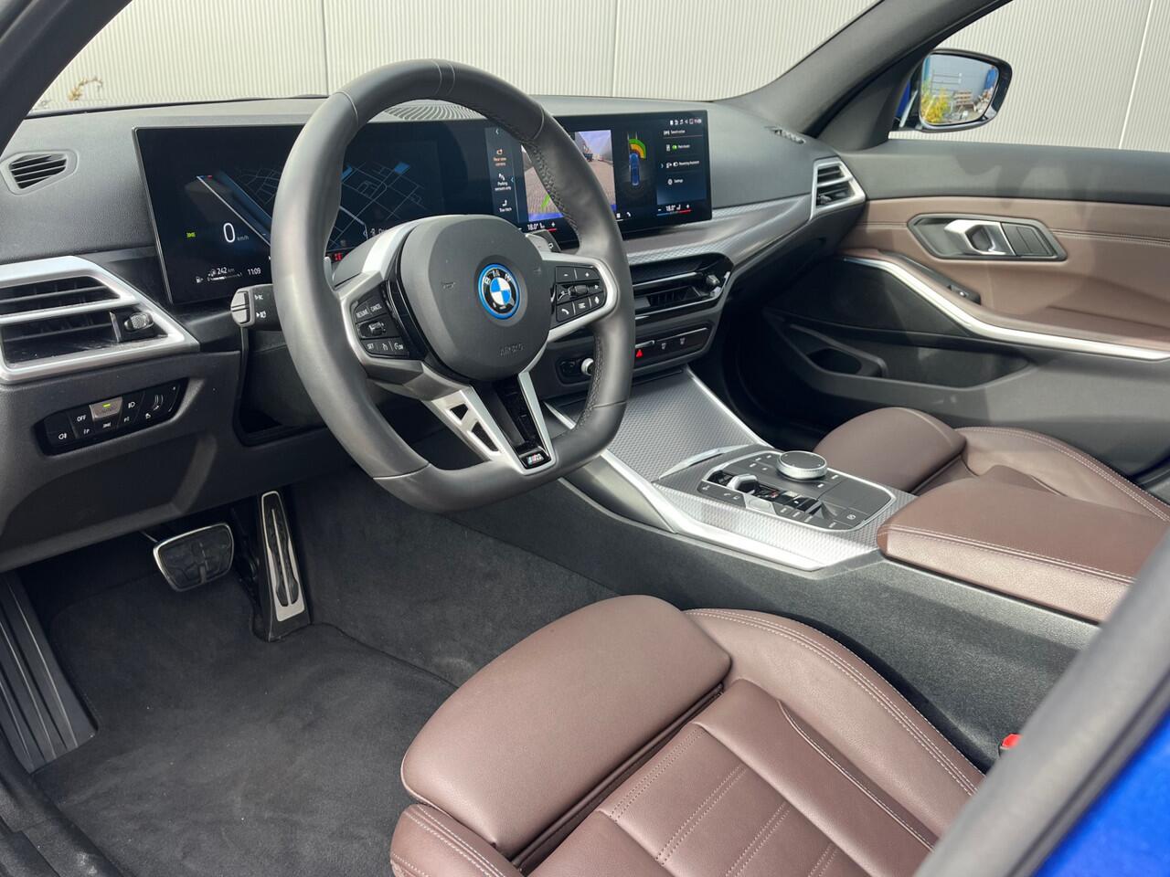 BMW 3-SERIE Touring 330e xDrive M-Sport Pano / Trekhaak / Sfeerverlichting