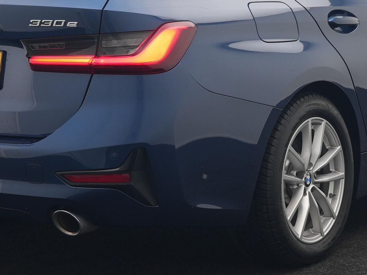 BMW 3-SERIE Touring 330e Sportline Plug In Hybrid 293pk Dealer O.H PHEV | Adaptive Cruise | Apple Carplay | Lederen Sportstoelen Verwarmd | Blis | Lane Assist | Front Assist | Navigatie | Virtual | DAB |