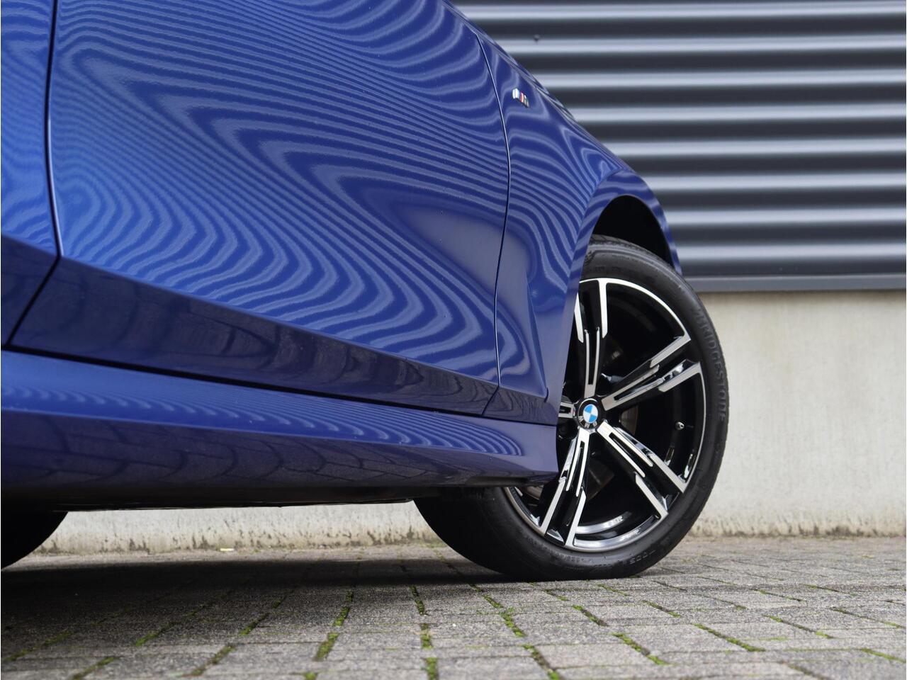 BMW 3-SERIE Touring 330i xDrive | High Executive | M Sportpakket Pro | Panodak | Trekhaak | Head-Up | Parking Assistant Plus | Driving Assistant | Comfort Access | 18'' LMV