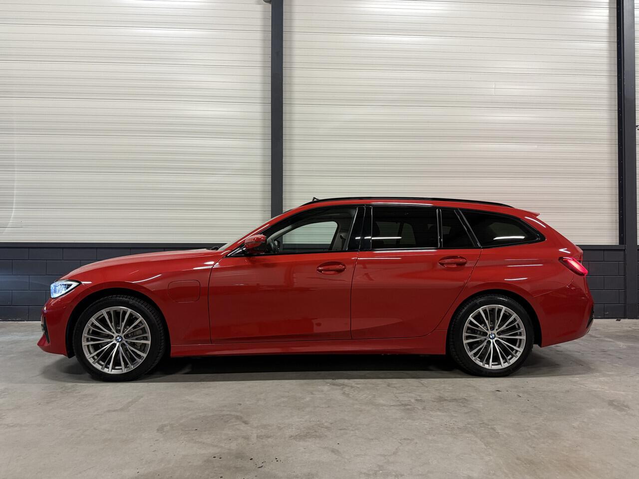 BMW 3-SERIE Touring 330e High Exe 87DKM/PANO/LASER/TREKHAAK/HEAD-UP/H&K/ACC/360CAMERA/LEER-SPORT/18"/SHADOW-LINE/SOH 91,5%/MELBOURNE-RED METALLIC/NET OH BEURT GEHAD BIJ BMW DEALER