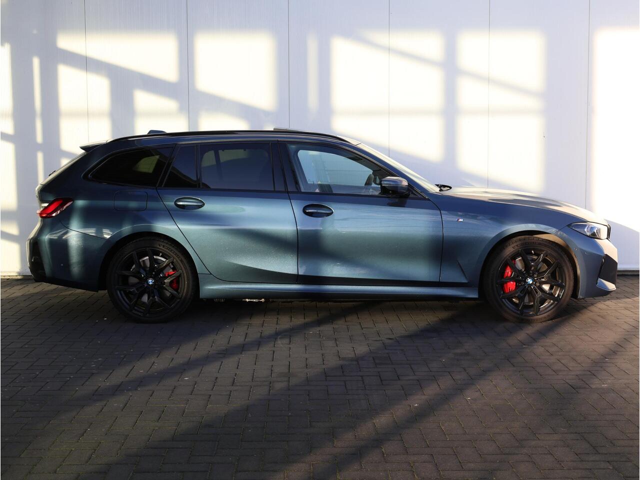 BMW 3-SERIE Touring 330e M Sportpakket Pro/ Stuurwiel Verwarming/ Comfort Access/ Elektrische Trekhaak/ Panoramadak/ Driving Assistant Professional/ Stoelverwarming/ Harman-Kardon