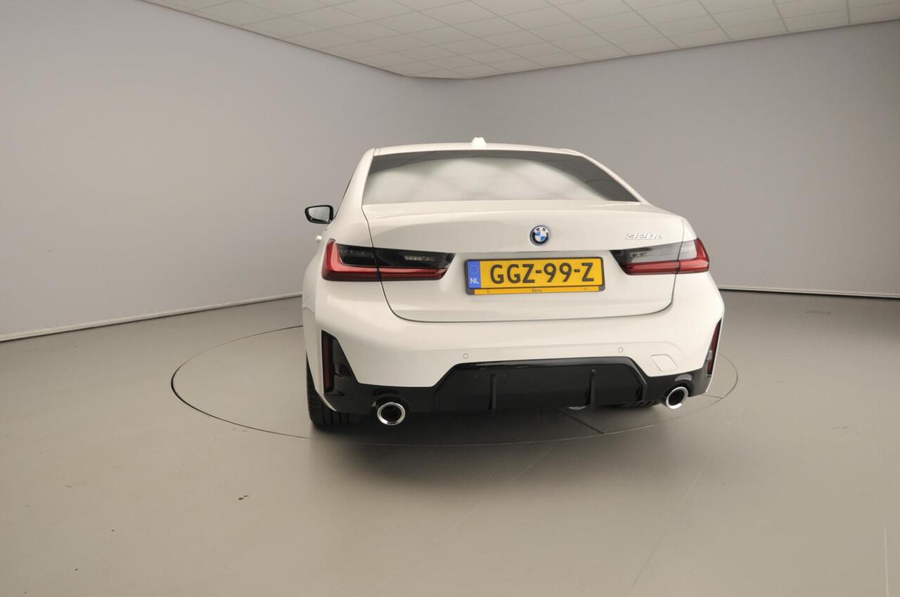 BMW 3-SERIE Sedan 320e | M-Sportpakket | LED | Navigatie | Trekhaak | Stoelverwarming | DAB | Alu 18 inch