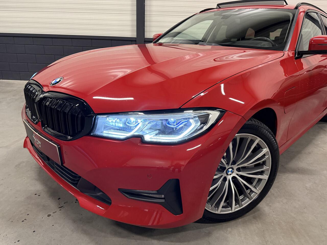 BMW 3-SERIE Touring 330e High Exe 87DKM/PANO/LASER/TREKHAAK/HEAD-UP/H&K/ACC/360CAMERA/LEER-SPORT/18"/SHADOW-LINE/MELBOURNE-RED METALLIC/NET OH BEURT GEHAD BIJ BMW DEALER