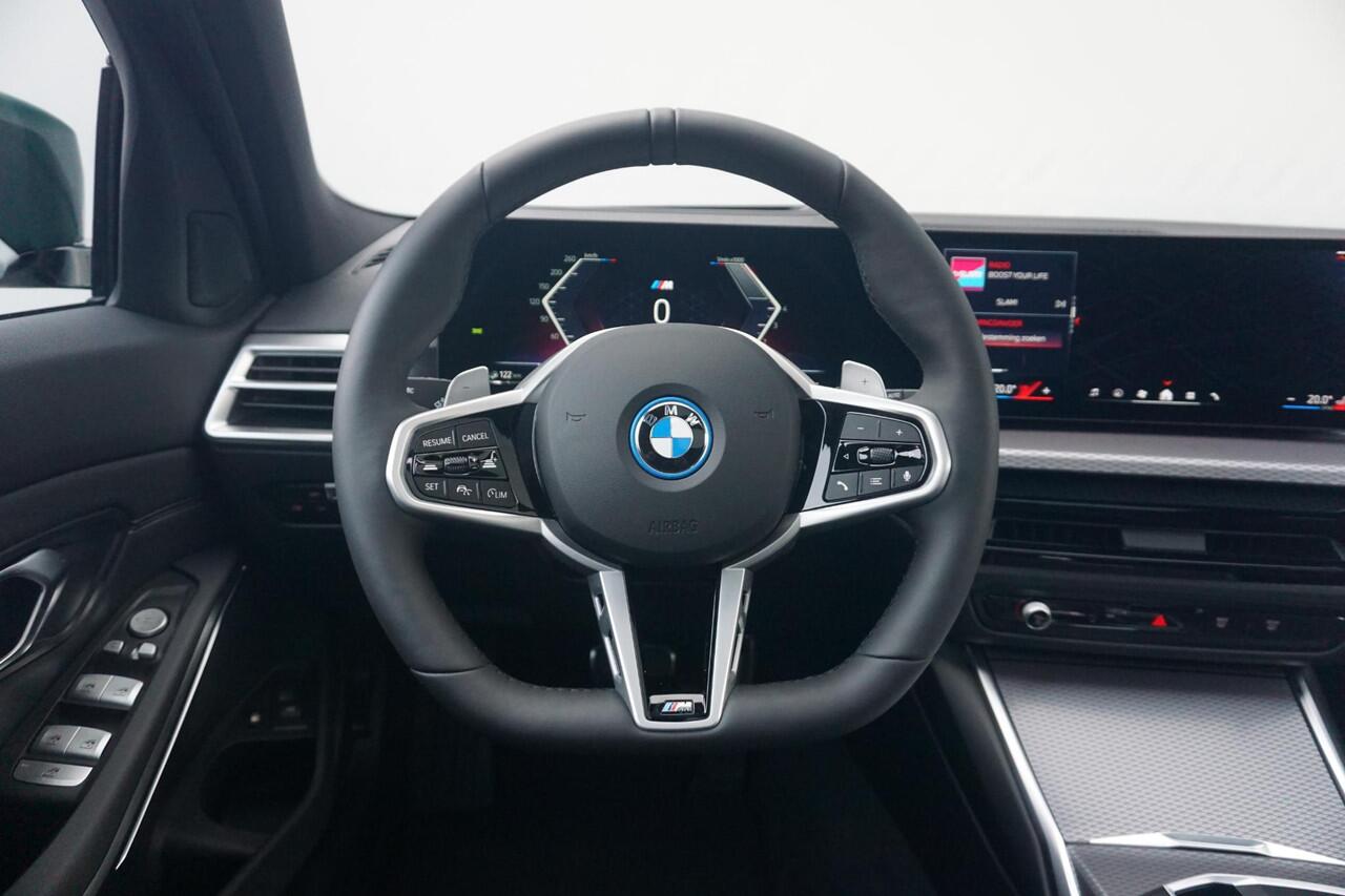 BMW 3-SERIE Touring 330e Individual Lak | M Sportpakket Pro | Innovation Pack | Comfort Pack | Trekhaak | Panoramadak