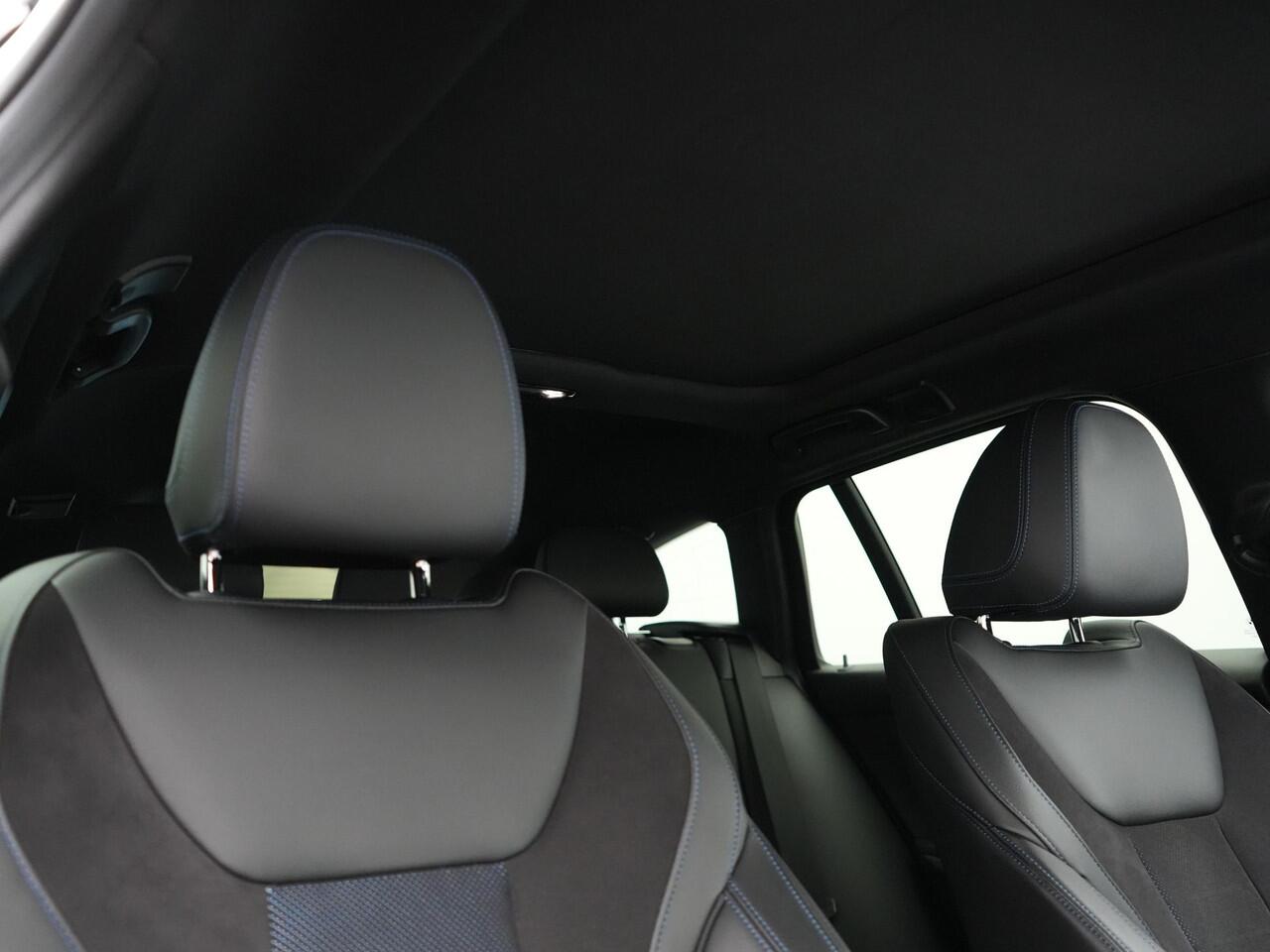 BMW 3-SERIE Touring 330e M Sport Plug In Hybrid 293pk Dealer O.H PHEV | Trekhaak Af Fabriek | Panodak | Head Up | Adaptive Cruise | Apple Carplay | Sfeerverlichting | Alcantara Sportstoelen Verwarmd | Navigatie | Virtual | DAB |