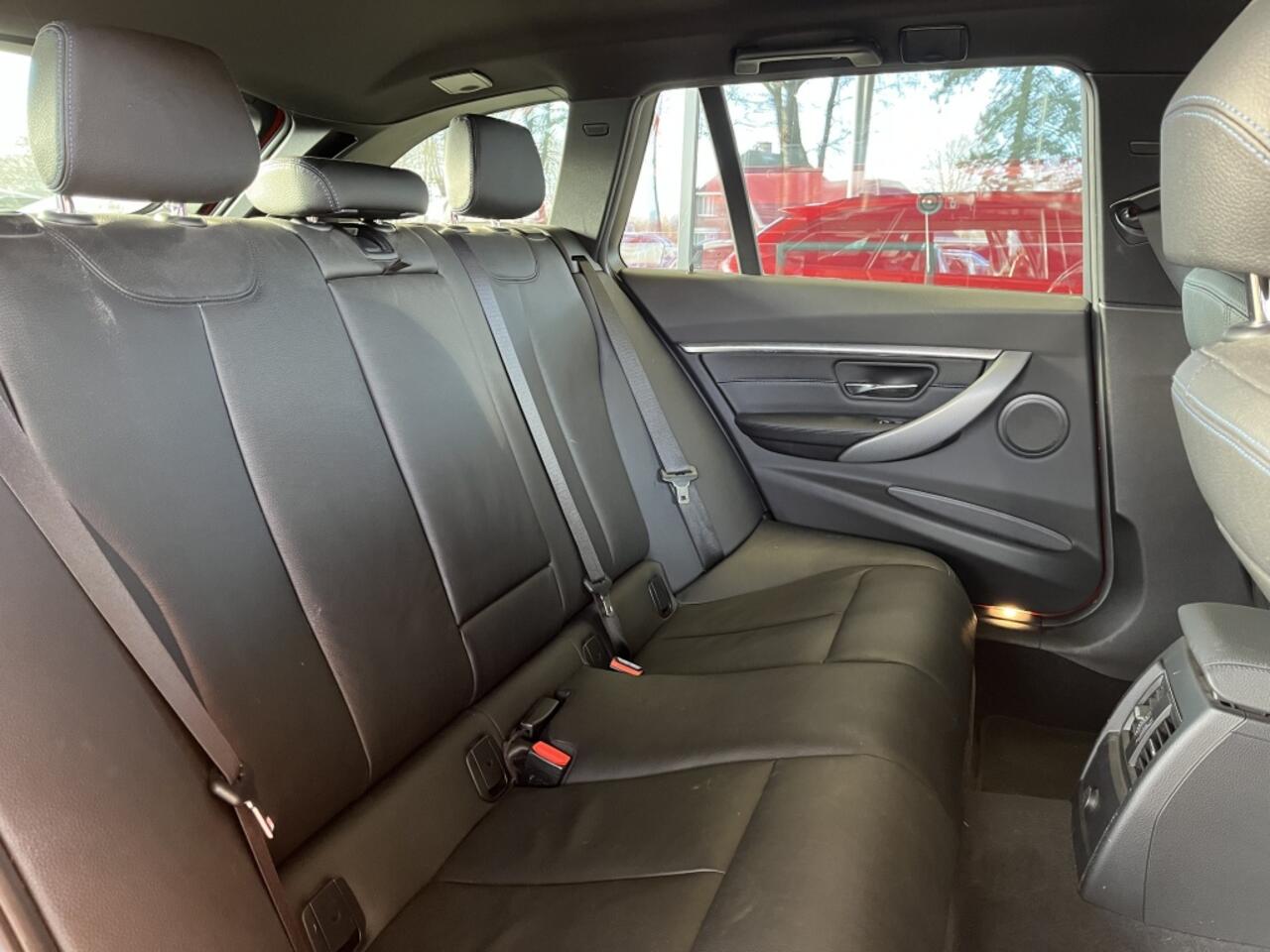 BMW 3-SERIE Touring 318iM Sport Corporate Lease | Navigatie | Leder | Stoelverw.