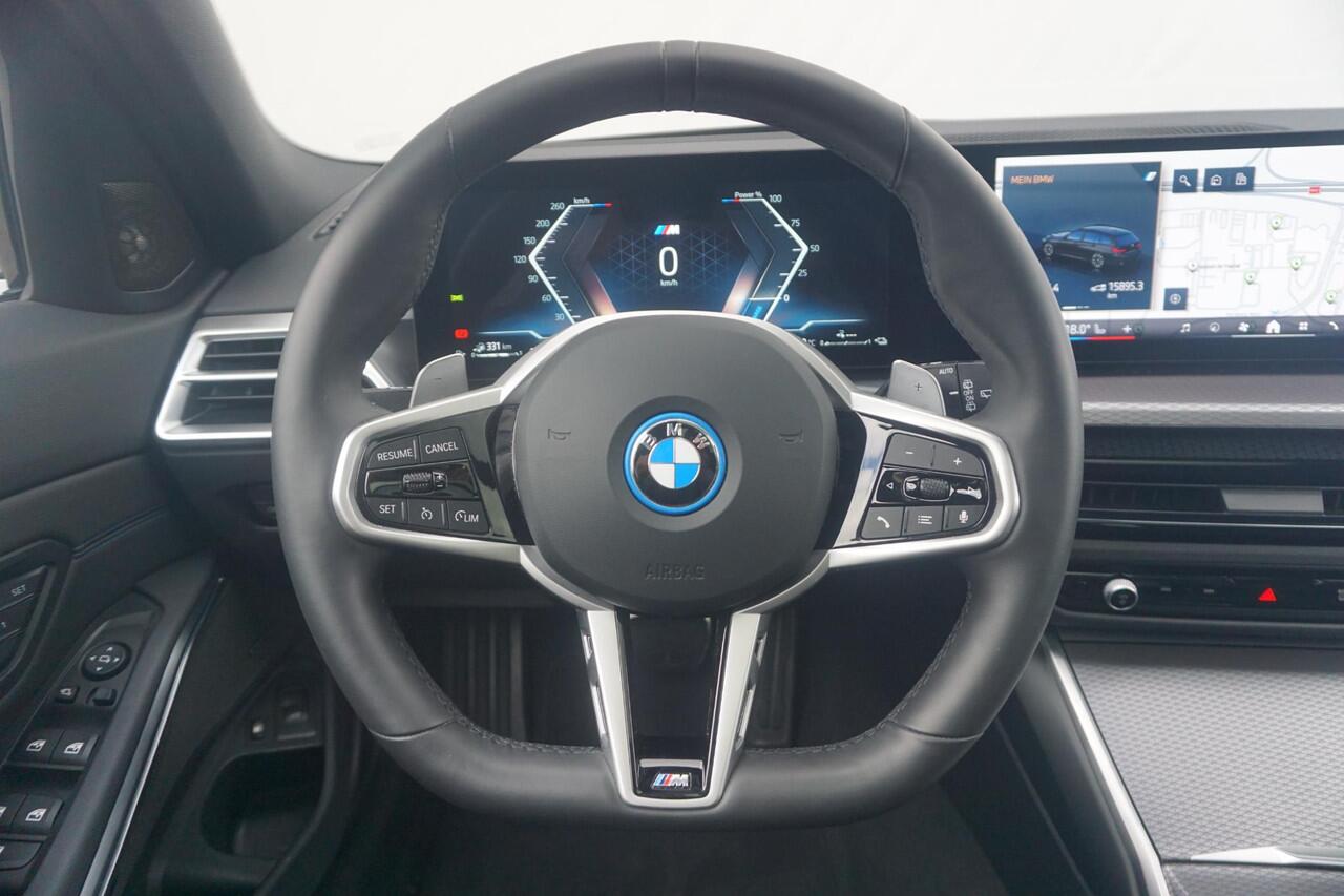 BMW 3-SERIE Touring 330e M Sport Pro | Trekhaak / Panoramadak / Head-up / Harman Kardon / Elektrische stoelen met geheugen /360*Camera's / Comfort Access / Ddodehoek detectie