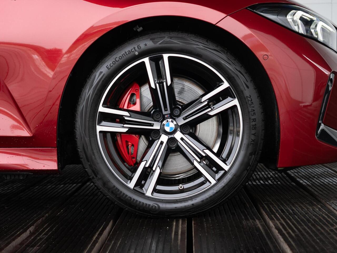 BMW 3-SERIE Touring 320i | M Sportpakket Pro | Innovation Pack | Comfort Access | Stoelverwarming | Panoramadak | Trekhaak