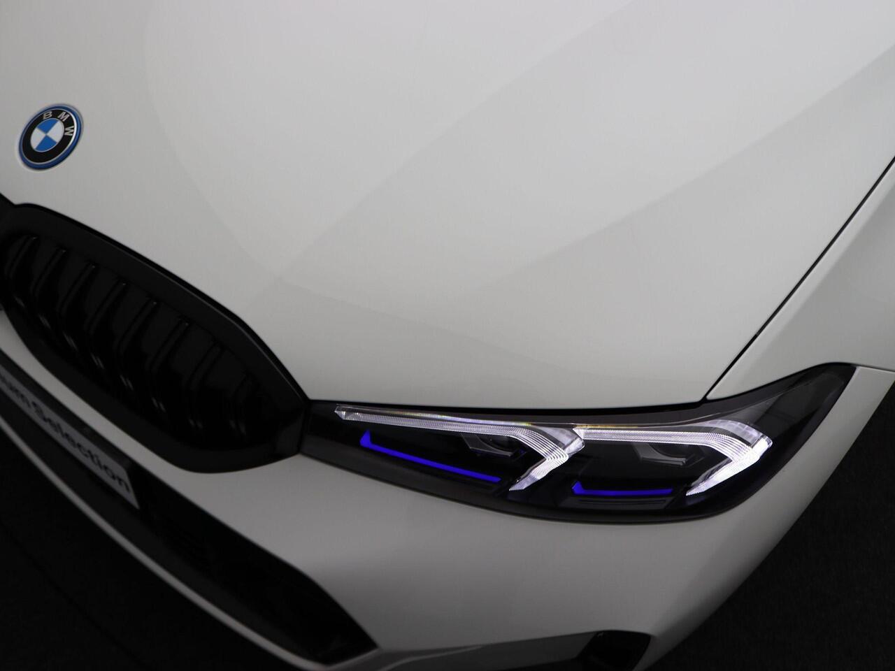 BMW 3-SERIE Sedan 330e M Sportpakket Pro | Stuurwielrand Verwarmd | Trekhaak | Geluidswerende Ramen | Schuifdak | Verwarmde Voorstoelen | Parking Assistant | Harman Kardon | 19'' | Ekris Selection