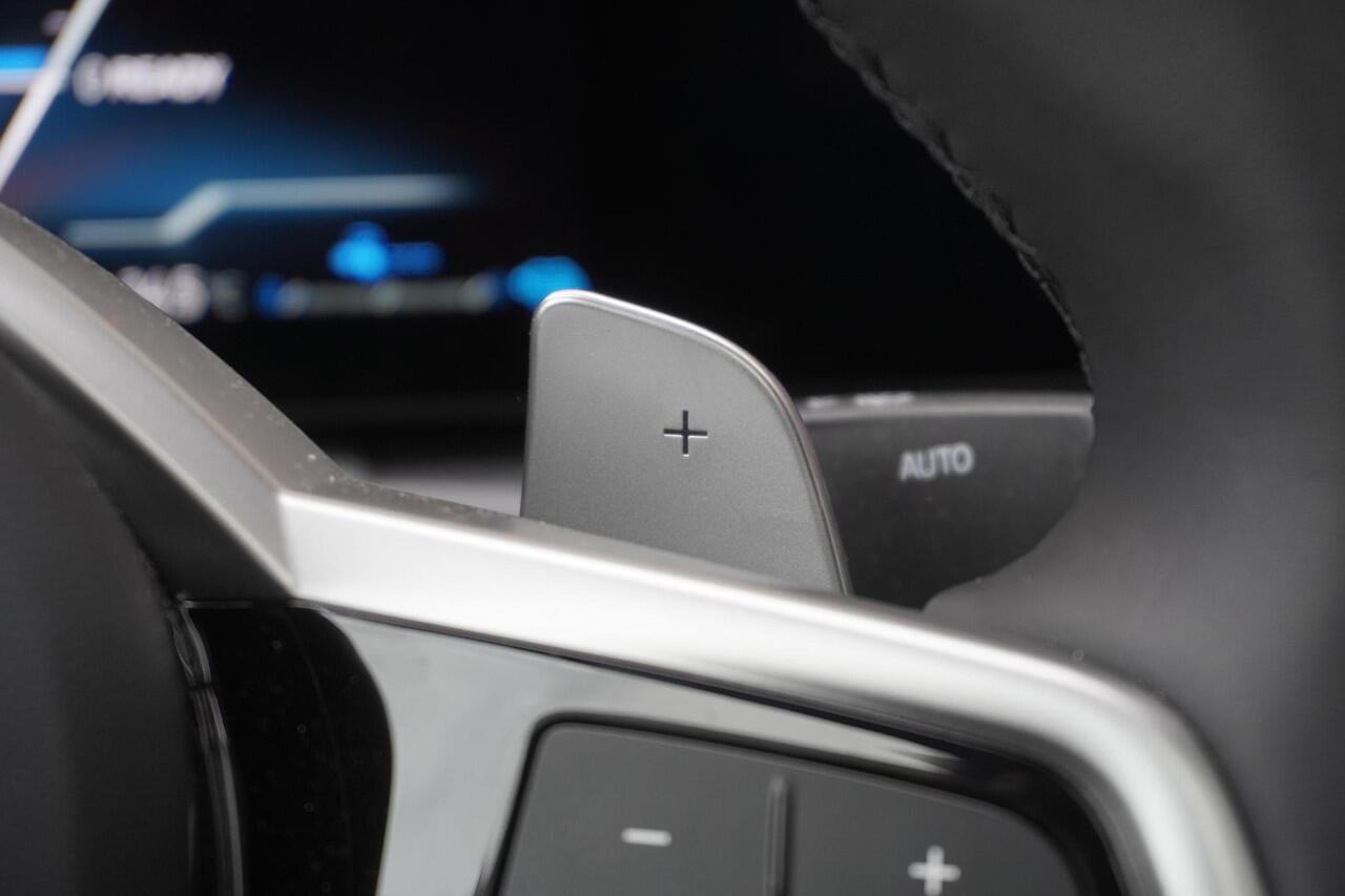 BMW 3-SERIE Sedan 330e M Sportpakket | Comfort Pack | Glazen Panoramadak | Trekhaak | 18 inch LM M Dubbelspaak