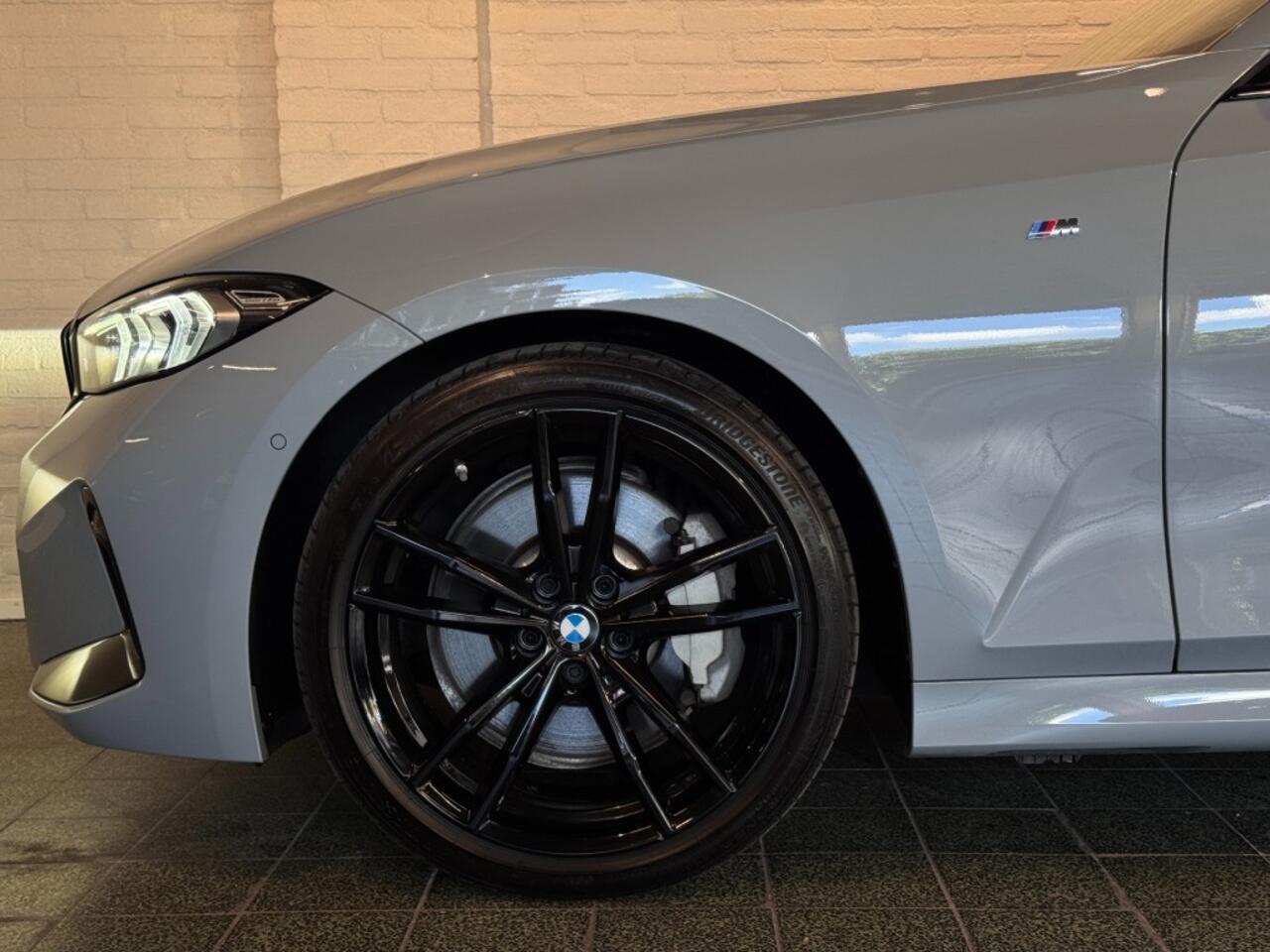 BMW 3-SERIE 330i M-Sport Trekhaak Camera LED Harman Kardon 19''