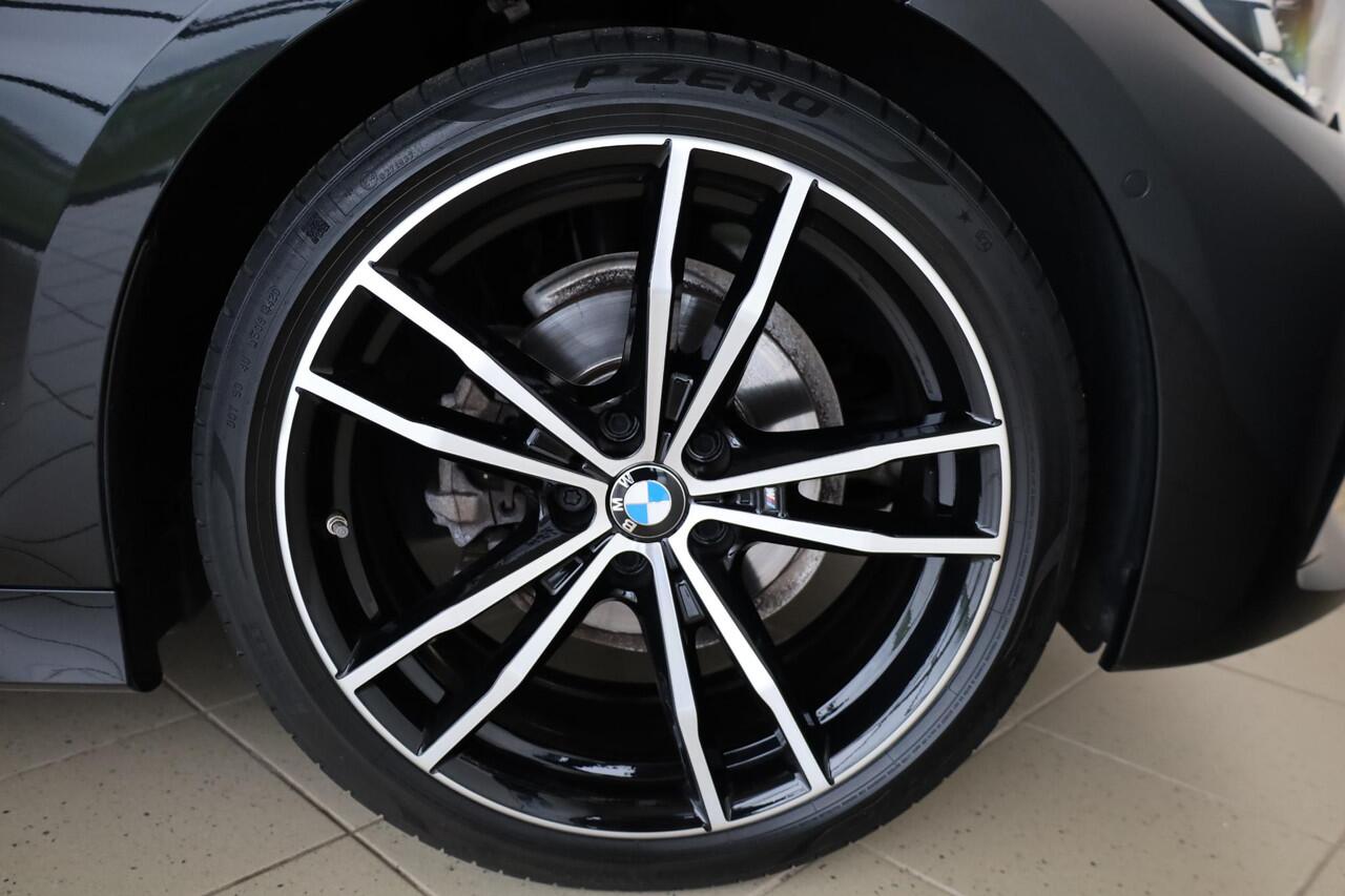 BMW 3-SERIE Touring 318i High Executive | M Sport | Elektrische Trekhaak | Glazen panoramadak | Achteruitrijcamera | HiFi | Shadowline