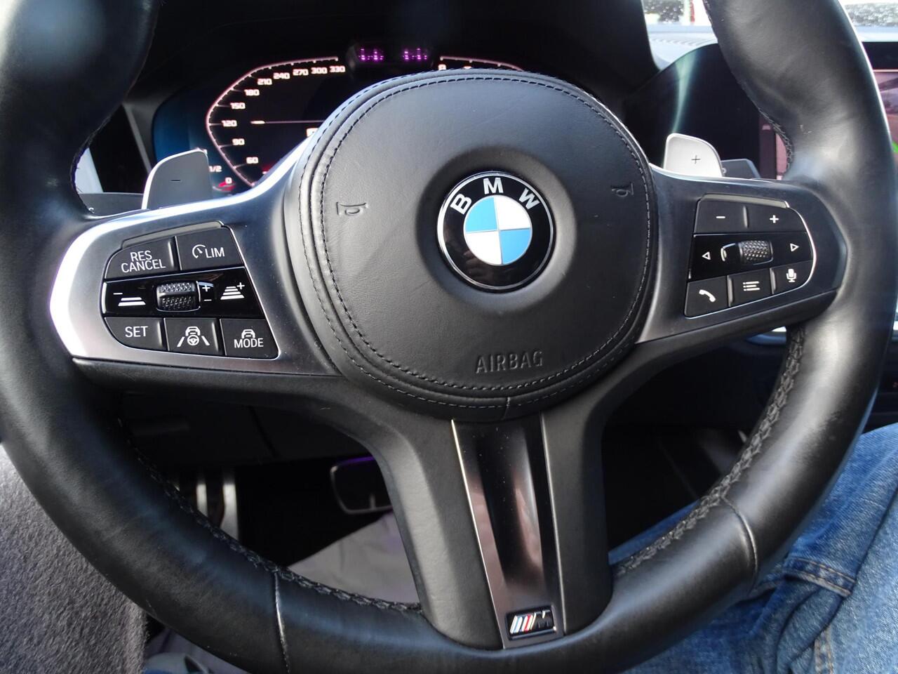 BMW 3-SERIE 330e High Executive M-SPORT | SPORT INTERIEUR | NAVIGATIE | PANORAMADAK | CAMERA | ELEKTRISCHE STOELEN | HEAD UP DISPLAY | STOELVERWARMING | PARKEERSENSOREN | LEDER | KEYLESS |