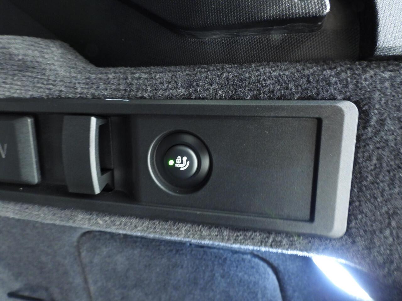 BMW 3-SERIE Touring 318i | LED | Navigatie | Schuifdak | Trekhaak | Shadow line | DAB | Hifi speakers | Alu 18 inch