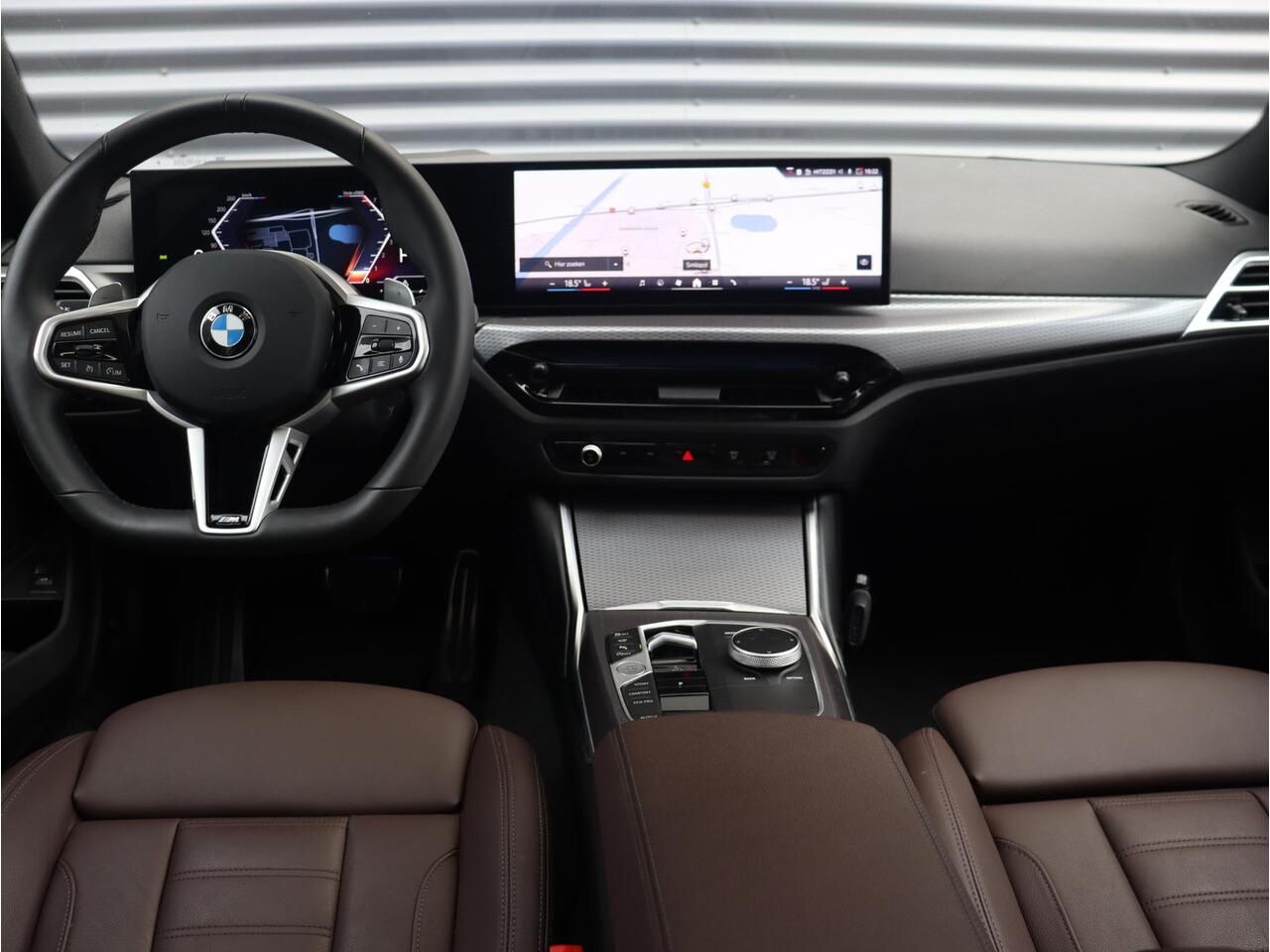 BMW 3-SERIE Touring 330i xDrive | High Executive | M Sportpakket Pro | Panodak | Trekhaak | Head-Up | Parking Assistant Plus | Driving Assistant | Comfort Access | 18'' LMV