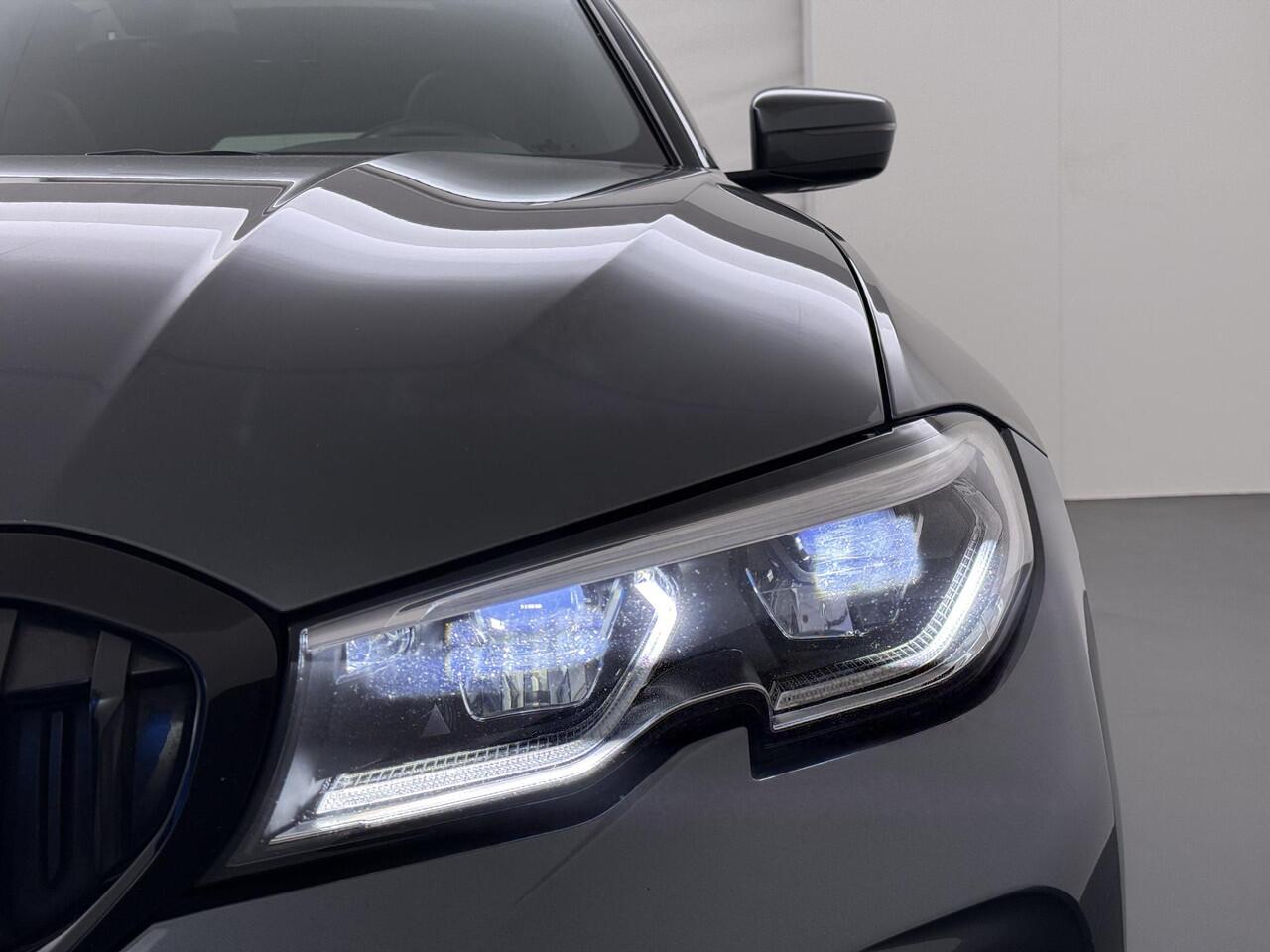 BMW 3-SERIE Touring 330e X-Drive | M pakket | Leder | Panoramadak | PHEV