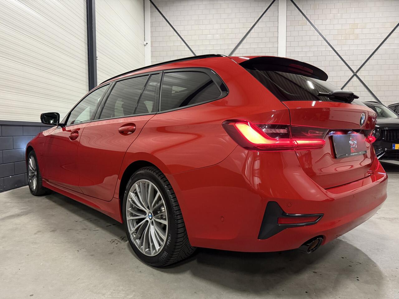 BMW 3-SERIE Touring 330e High Exe 87DKM/PANO/LASER/TREKHAAK/HEAD-UP/H&K/ACC/360CAMERA/LEER-SPORT/18"/SHADOW-LINE/SOH 91,5%/MELBOURNE-RED METALLIC/NET OH BEURT GEHAD BIJ BMW DEALER