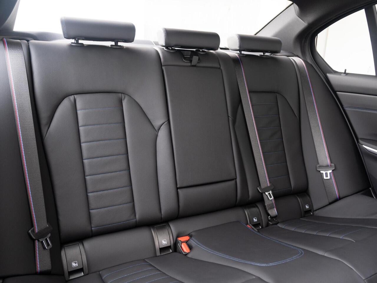 BMW 3-SERIE Sedan 330e | M Sportpakket Pro | Innovation Pack | Verwarmd Stuurwiel | Comfort Access | Schuif-/kanteldak | Trekhaak