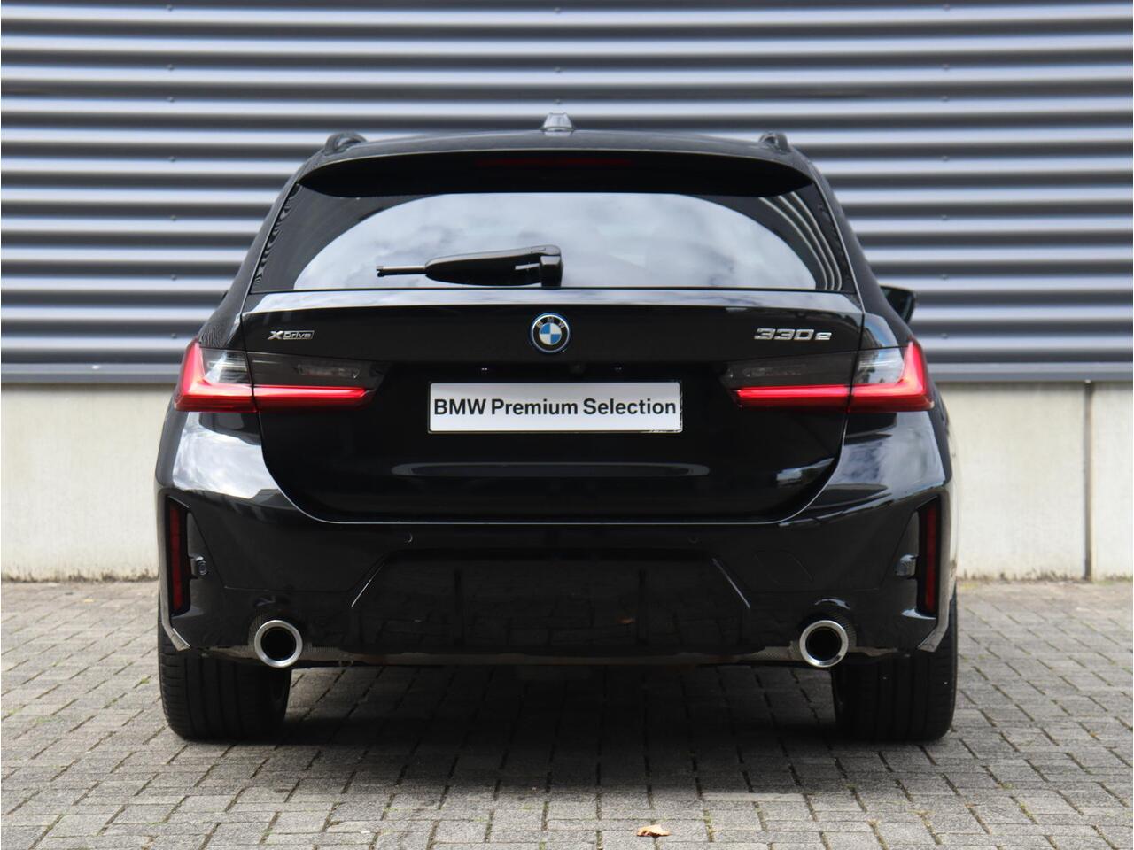 BMW 3-SERIE Touring 330e xDrive | High Executive | M Sportpakket | Panodak | Harman Kardon | Elektr. Voorstoelen | Head-Up | Driving Assistant | Adaptive Cruise Control | Parking Assistant Plus | Comfort Access | 19'' LMV